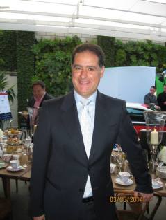 Alvaro Rey, the general manager of The Intercontinental London Park Lane, described the three kinds afternoon teas served at the hotel: Traditional, Botanical and Royal. One of each, please!