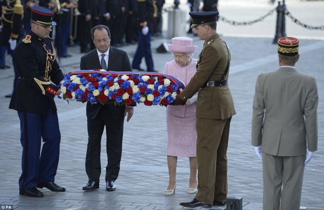 The Queen and the French President lay a flowers at the Tomb of the Unknown Soldier