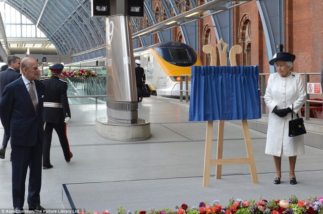 DDayQueenChunnelCeremony1